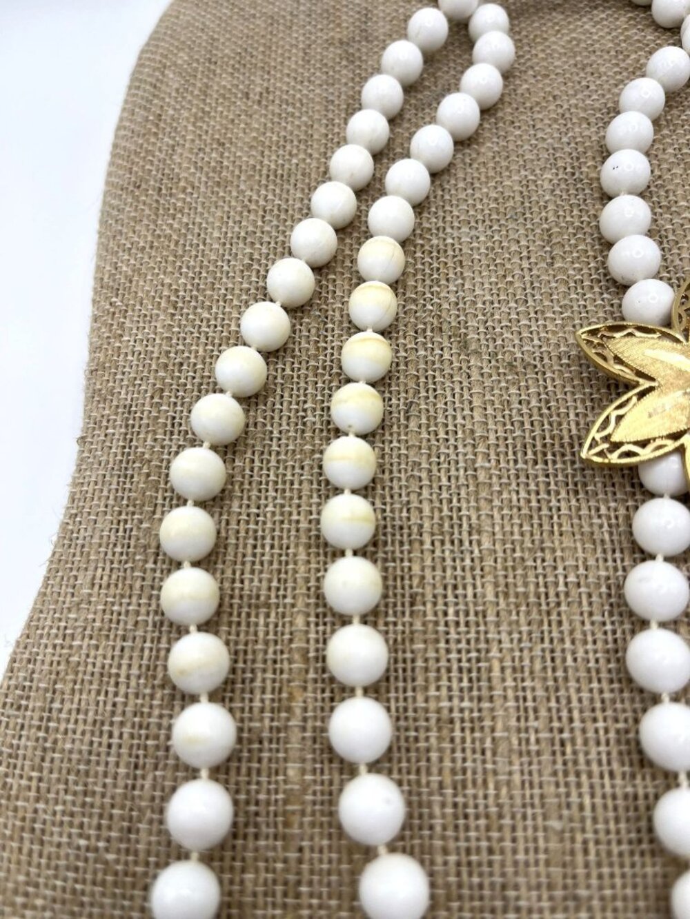 Sarah Coventry 42" White Beaded Necklace With Gold Tone Star Pendant - Picture 3 of 10